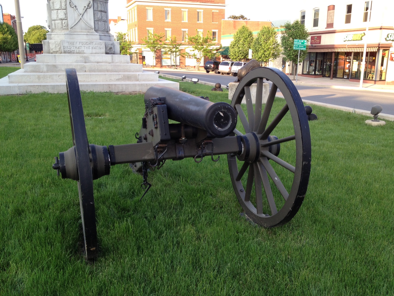 Guns in Lewistown’s Memorial Square – No Vice & No Virtue